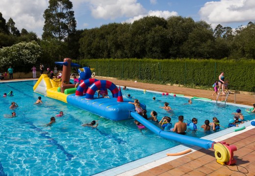 San Sadurniño clausura os cursos de natación e a Aldea de Verán