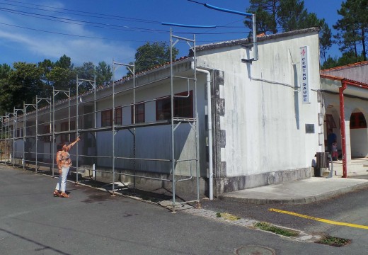 Comezan as obras para a renovación da cuberta do Centro de Saúde de Lousame