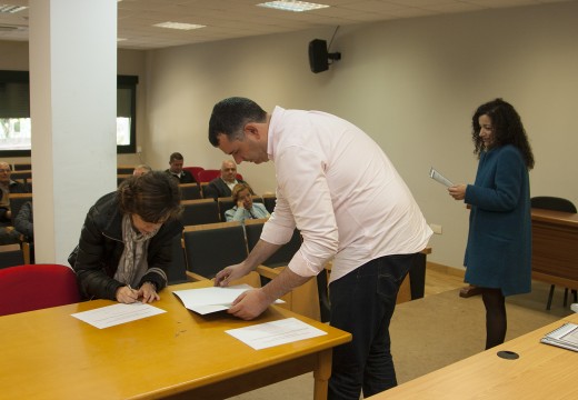 Entrega dos títulos de concesión do cemiterio do Valado