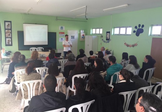 Máis de 30 persoas aprenden en Ordes a educar aos seus cans