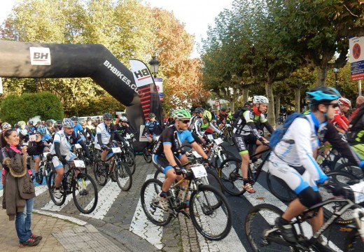 Máis de 300 ciclistas completan un esixente XII Roteiro das Mariñas