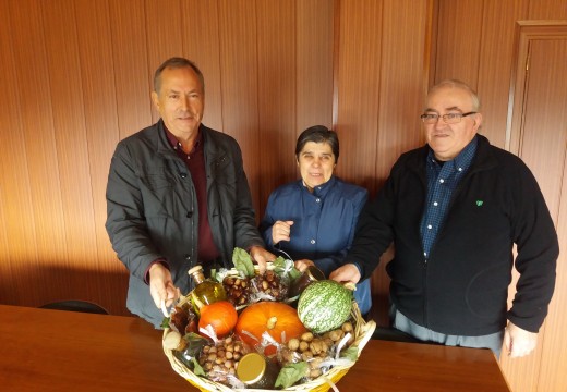 Touro entrega a cesta dos productos do outono e elixe á gañadora co Concurso de Tapas