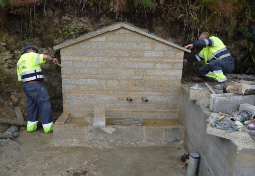 Touro continúa co traballo de restauración e rehabilitación de fontes e manantiais e acondiciona unha nova fonte na parroquia de Novefontes