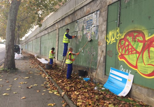 A Brigada de Obras do Risga limpa o mobiliário público na Barcala