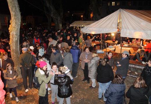 Centos de veciños e veciñas degustaron máis de 180 quilos de castañas, 150 litros de chocolate e milleiros de churros no magosto de Brión