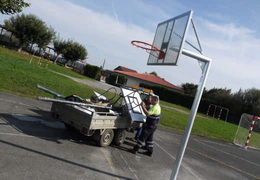 O Concello de Touro renova o equipamento deportivo do colexio CPI Fonte Díaz