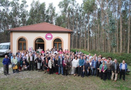 Máis de 150 alumnos e alumnas participaron en Lousame na inauguración do curso académico da UNED Sénior Coruña