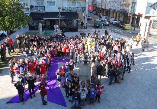 Máis de 200 nenos e nenas dos colexios de Oroso despregaron un lazo violeta contra a violencia de xénero diante da Casa do Concello