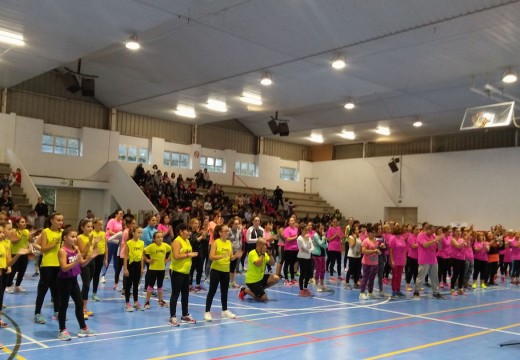 Máis de 500 persoas encheron o polideportivo Pilar Barreiro Senra de Lousame na masterclass de zumba a favor da ASGPOH