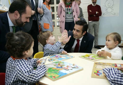 Rey Varela reivindica “a coordinación dos recursos autonómicos e locais” durante a sinatura dun convenio de colaboración para a mellora da escola infantil de Pontedeume