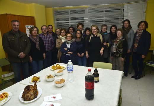 Os alumnos do primeiro obradoiro de cociña e respostería de Nadal 2016 organizado polo concello recollen os seus diplomas