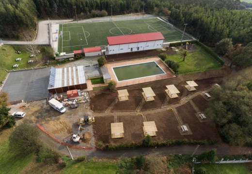 O contorno da piscina municipal de San Sadurniño empeza a mostrar a súa nova cara