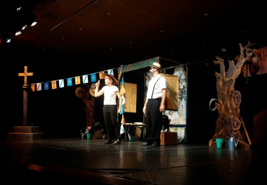 Centos de estudantes disfrutan da dobre función teatral no Auditorio de Riveira