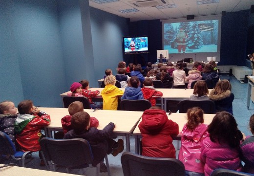 Uns 60 nenos e nenas do CEIP Camiño Inglés pídenlle os agasallos a Papá Noel a través dunha videoconferencia na Aula CeMIT Oroso