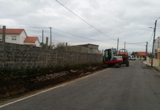 En marcha unha obra para instalar unha rede de pluviais e ampliar a calzada dun vial en Laxes na parroquia de Carreira