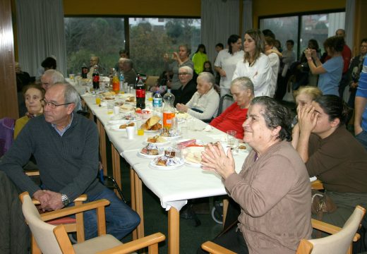 Celebración e agasallos na residencia de maiores de Ordes