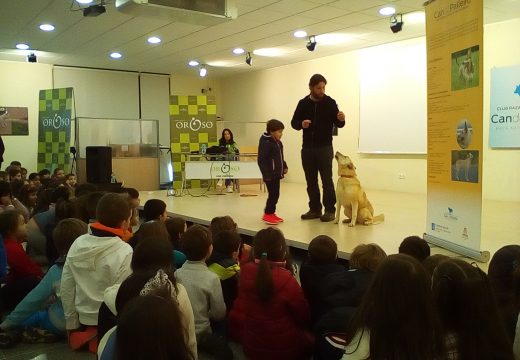 Os escolares de Oroso aprenden a importancia de coidar ben as súas mascotas en obradoiros do Club de Raza Can de Palleiro