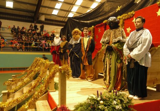 Os Reis Magos repartiron agasallos e visitaron o Belén Vivinte de Touro