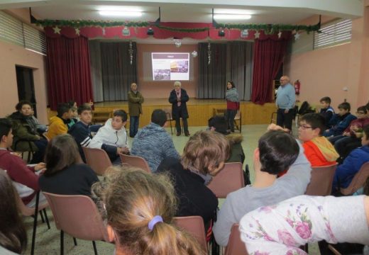 Fene leva á escola as experiencias vitais das persoas maiores