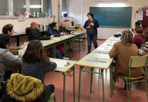 15 familias van á escola en San Sadurniño para aprenderen máis sobre a educación infantil e xuvenil