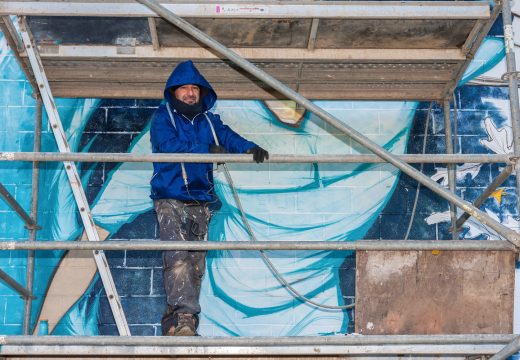 Un grande mural do artista Carlos García poralle o ramo ás obras de remodelación de Currás