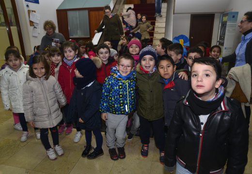 Alumnos dos colexios O Grupo e Galaxia familiarízanse coas instalacións municipais