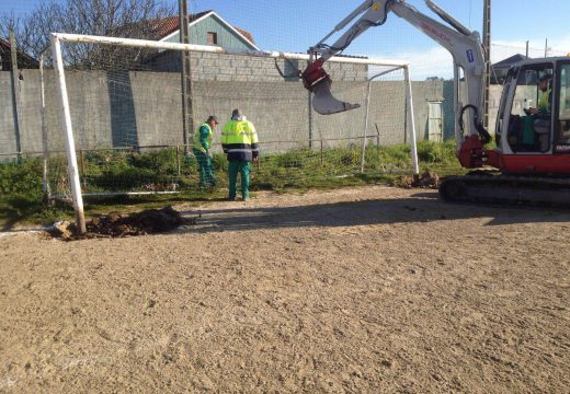 Arrancan as obras de remodelación do campo da Guía na parroquia de Carreira