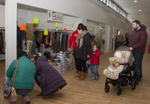 Centos de persoas na IV Feira de Oportunidades de Ordes