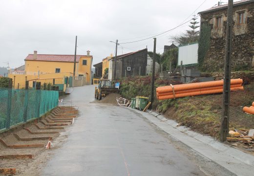 O Concello de Lousame inicia as obras de mellora dos accesos ao local social de Cruído