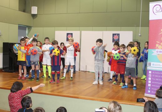 O alumnado da Escola Municipal de Música Magariños de Brión encheu o polivalente no seu tradicional Concerto de Entroido