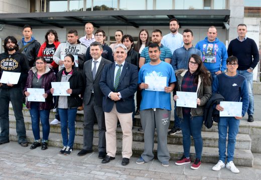 Remata o obradoiro de emprego de Boiro coa entrega de diplomas aos 15 alumnos-traballadores que se formaron en actividades en viveiros, xardíns e centros de xardinería