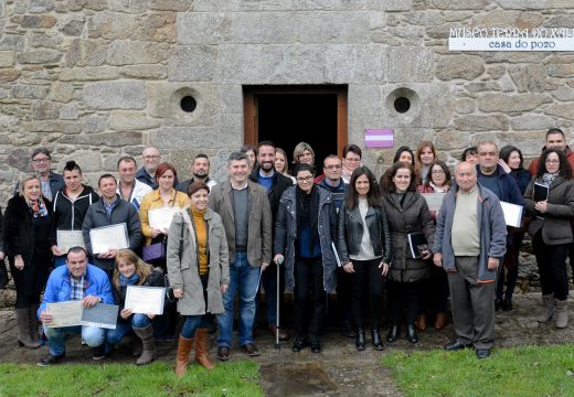 Os alumnos do obradoiro de emprego de Santa Comba, Mazaricos e Dumbría, financiado pola Xunta, reciben os diplomas