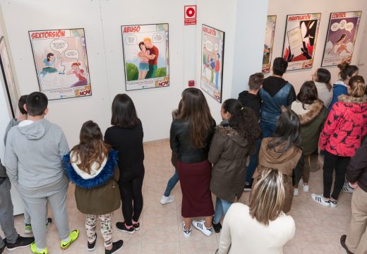 O alumnado da ESO de San Sadurniño visita a exposición “Á violencia de xénero…dille NON!”