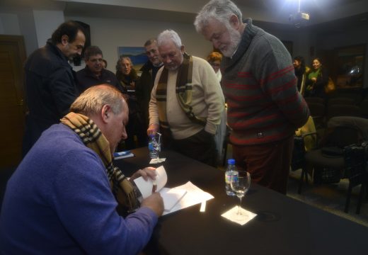 Gran asistencia na presentación de “Versos Diversos”, primeiro poemario de Ignacio Lens