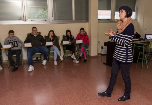 Dores Tembrás  volta a San Sadurniño para falar de “Elas. Poesía de muller” e de Penélope