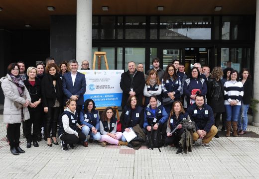 Os alumnos do obradoiro de emprego de xardinería e carpintería da Laracha e Arteixo reciben os seus diplomas