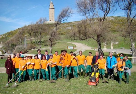 O Obradoiro de Emprego Praia das Lapas contribúe a recuperar espacios públicos e xardíns na contorna da Torre de Hércules