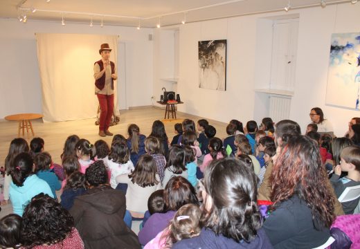 Preto de 150 persoas conmemoran en Brión o Día do Teatro co espectáculo “O Xigante”, da compañía Elefante Elegante