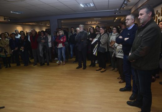 Multitudinaria inauguración en Riveira da exposición Libertas que pretende visualizar o dereito á liberdade de expresión