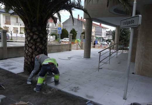 Touro arranxa a praza do Concello, que da acceso ao edificio que acolle a sede consistorial