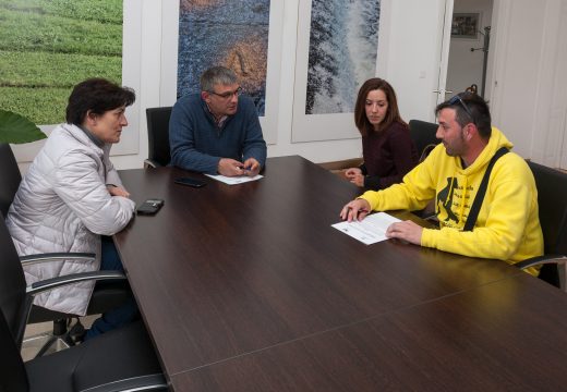 O Concello de San Sadurniño e a asociación Cometa asinan un convenio para atender os cans abandonados