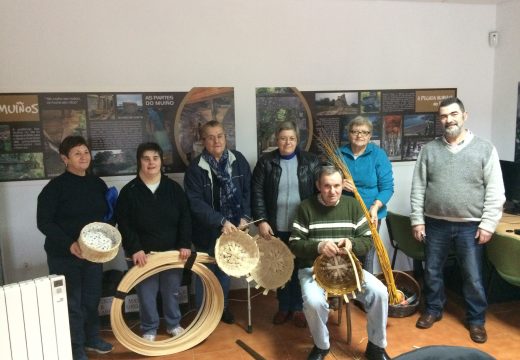 Un grupo de veciños e veciñas de Touro participan no curso de cestería para recuperar a tradición dos vellos oficios