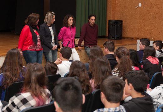 Paula Mayobre cóntalle á rapazada os retos do deporte en feminino