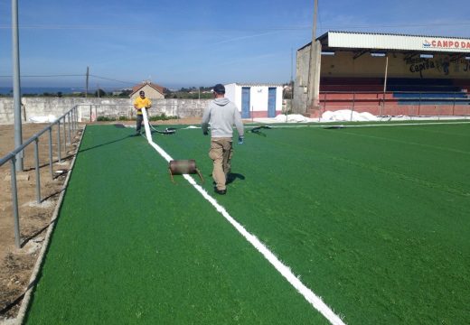 A remodelación do campo da Guía de Carreira alcanza un fito decisivo coa colocación do céspede artificial