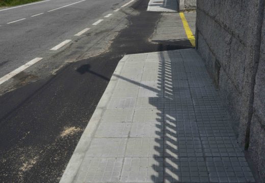 Conclúe a beirarrúa de 256 metros que mellora a seguridade viaria no entorno escolar do Instituto Leliadoura