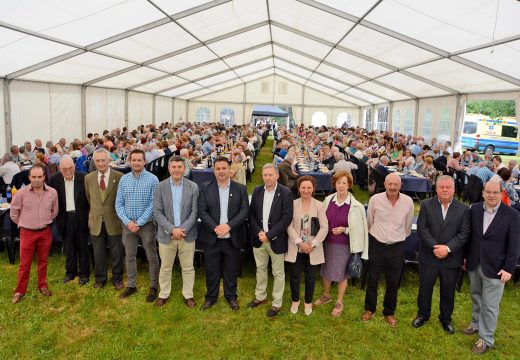 Ovidio Rodeiro compartiu con preto de 600 veciños de Frades a Festa dos Maiores, organizada en san nicolao polo concello