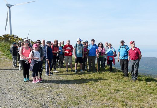 Veciños e veciñas de Brión percorren dezaoito quilómetros nunha ruta de sendeirismo entre Serra de Outes e Abelleira (Muros)