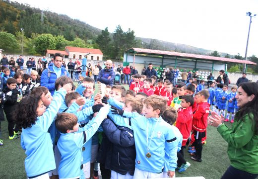 O Atlético Riveira gaña con autoridade o V Torneo Fútbol Base F8 Lousame prebenxamín