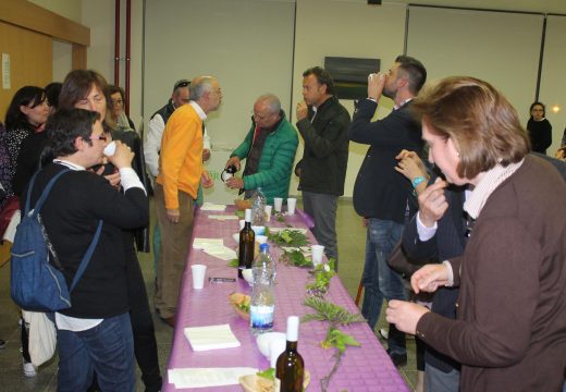 Veciños, hostaleiros e comerciantes de Oroso debaten sobre as potencialidades do Camiño Inglés para a economía do municipio