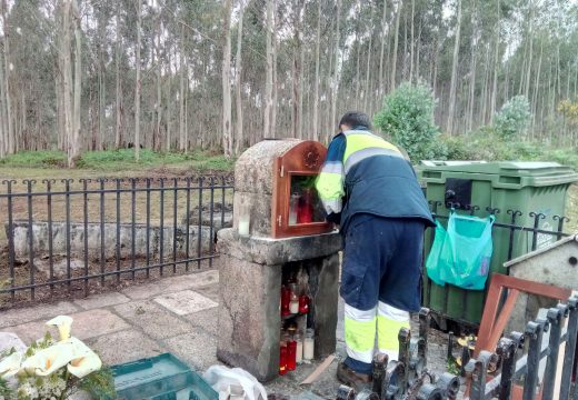 A Brigada de Obras fabrica novas portas de madeira para o Peto de Ánimas do cruceiro de Moldes que ardeu a semana pasada